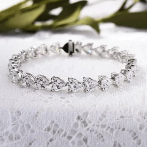 vintage-inspired bangles for women -Stunning Heart Cut Bracelet In White Gold